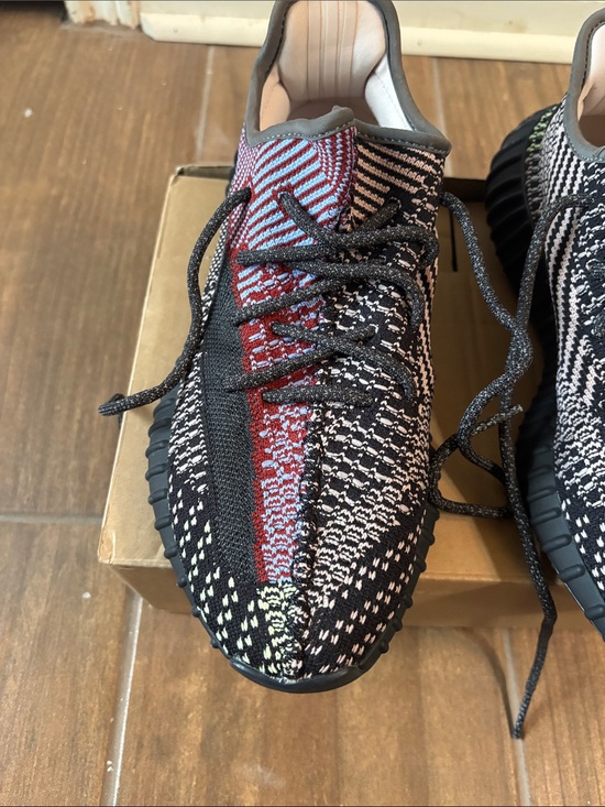 adidas Yeezy Black & Red Knit Low-Top Sneakers main image 8